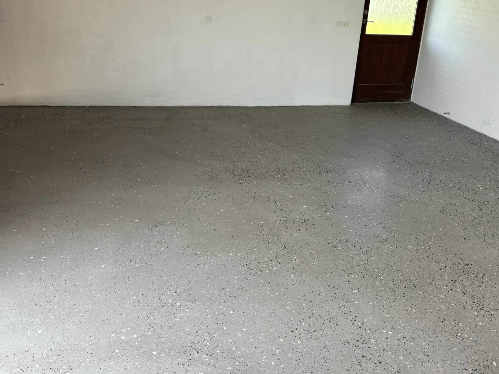 Poleret betongulv i garage